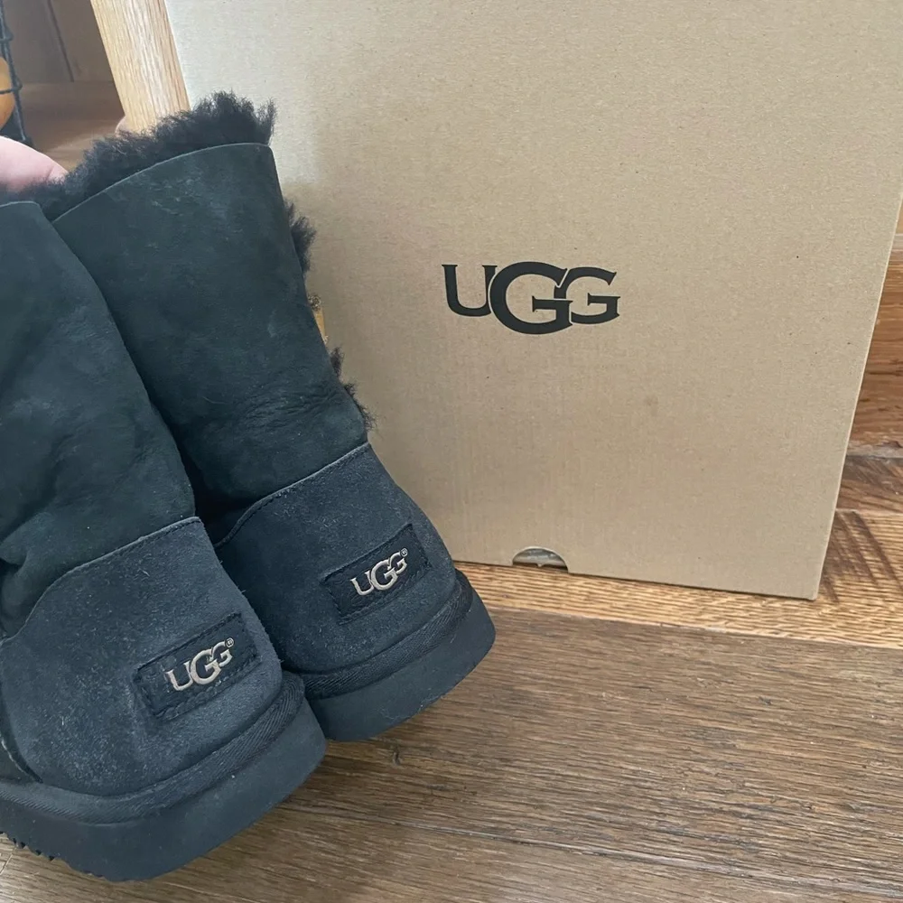 UGG toggle short boot Wm 6